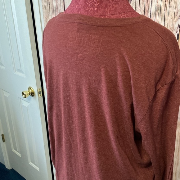 Men’s‎ Libertador Tee Shirt Size Large Longer Length Maroon Black with Pocket - Picture 5 of 8